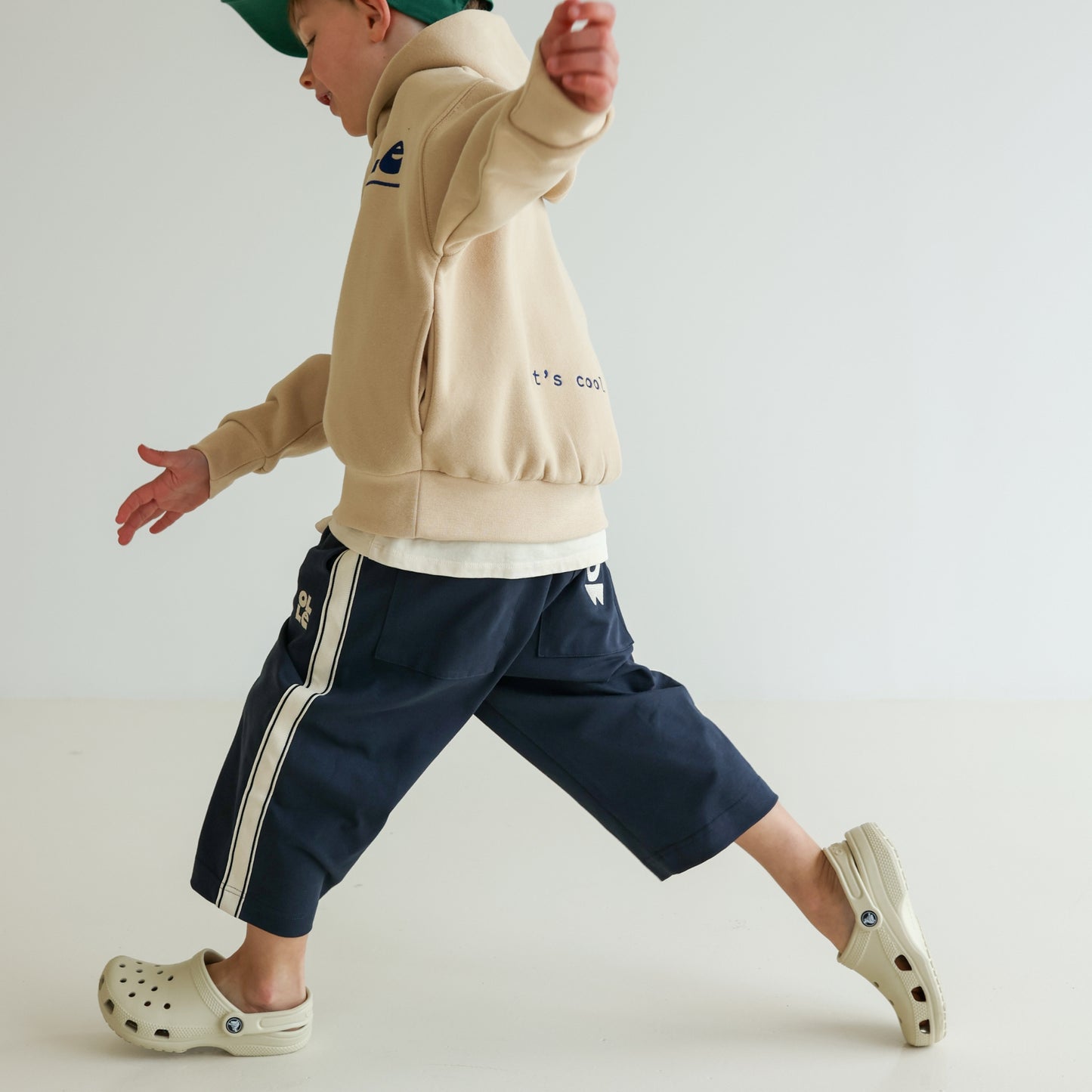Children’s organic cotton Alltime Crop Pant in Midnight by OLLE, with cropped length and drawstring waist